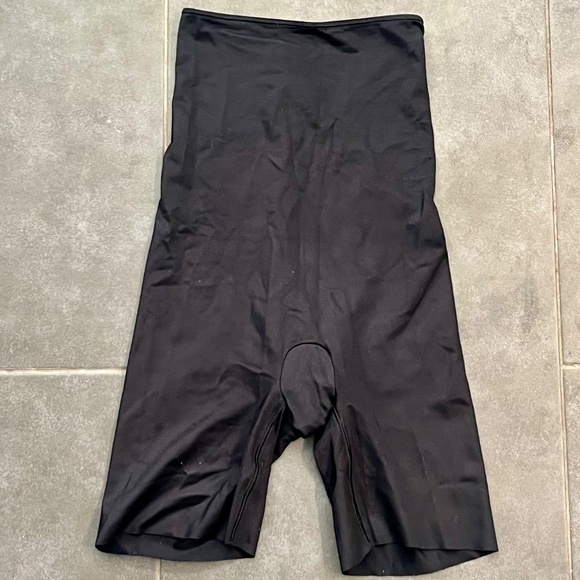 SPANX Slimplicity High Waist Mid Thigh Shaper Shapewear Shorts Size Small Black - Picture 4 of 8